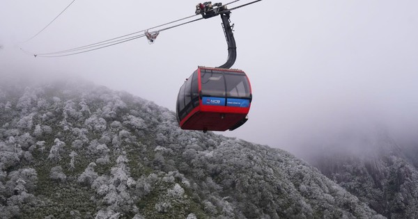 Hace mucho frío y los turistas acuden a Fansipan en busca de hielo y nieve