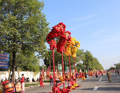 Với những màn trình diễn đỉnh cao, chương trình Biểu diễn Nghệ thuật Lân Sư Rồng tại TP Thủ Dầu Một (tỉnh Bình Dương) đã được công nhận kỷ lục có số lượng đoàn Lân Sư Rồng tham gia biểu diễn nhiều nhất tại một địa điểm Ảnh: TTXVN