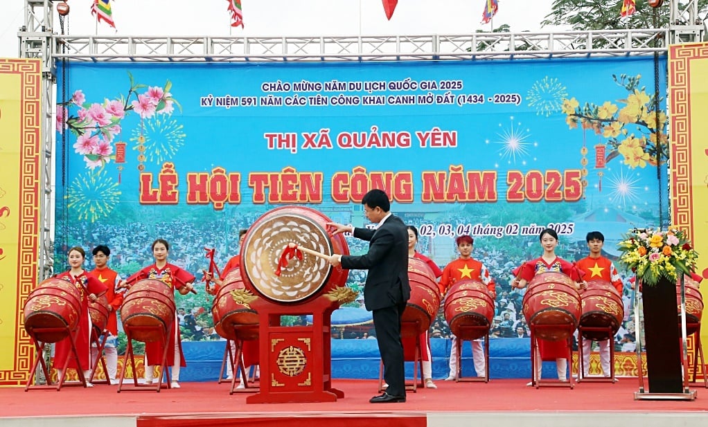 광옌 타운 인민위원회 지도자들이 2025년 티엔콩 축제 개막을 위해 드럼을 두드리고 있다. 사진: 투 청