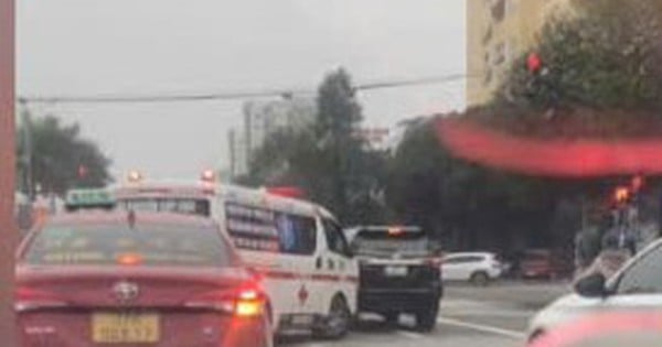 Car driver "refuses" to run red light to give way to ambulance