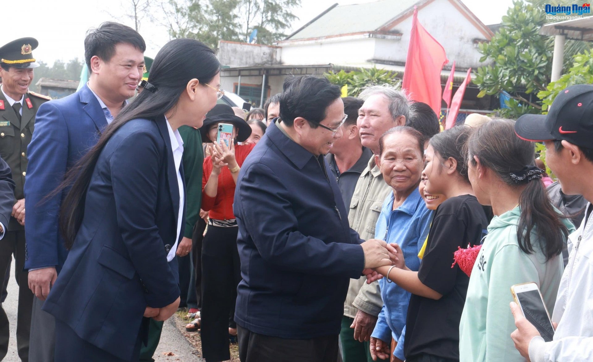 Thủ tướng Phạm Minh Chính gặp gỡ người dân xã Đức Minh nơi có dự án Dự án đường ven biển Dung Quất - Sa Huỳnh đi qua.