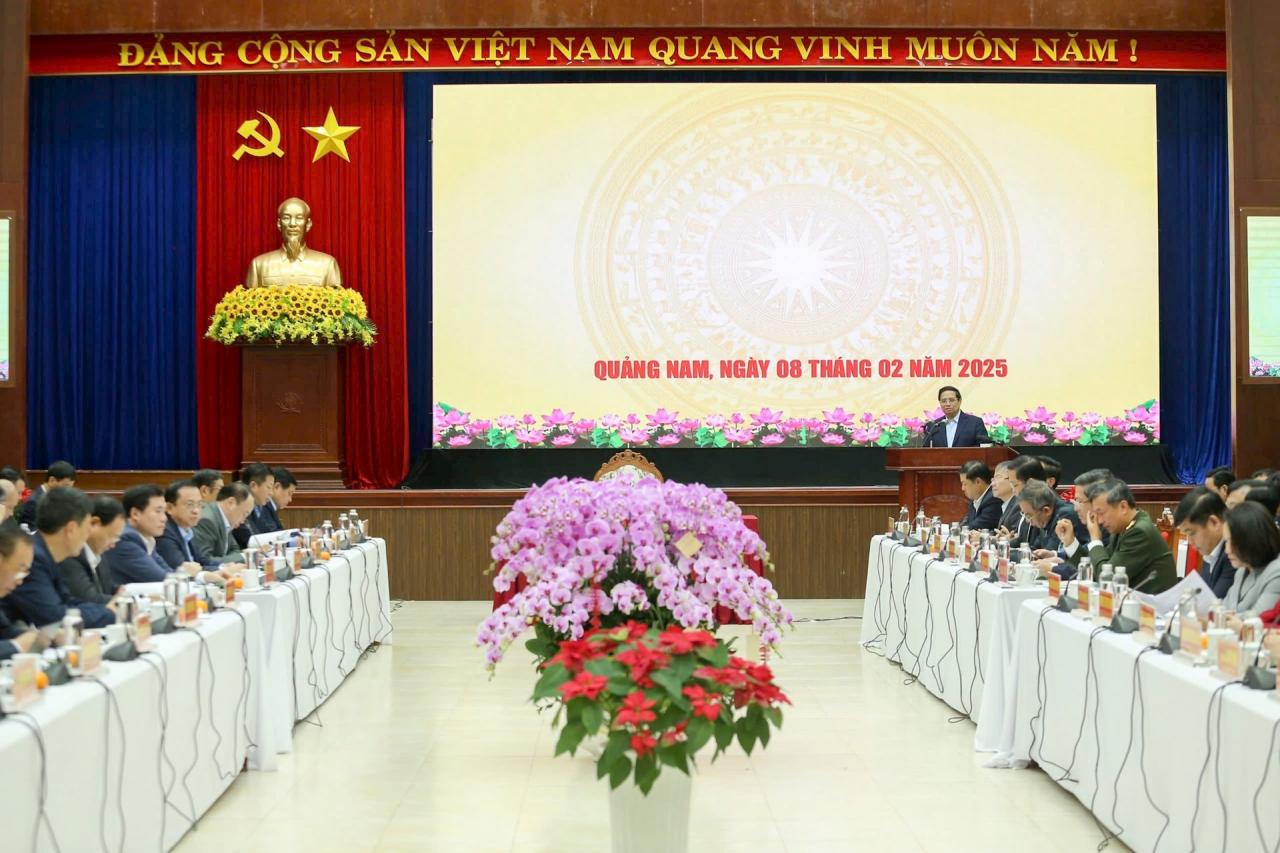 Prime Minister Pham Minh Chinh works with the Standing Committee of Quang Nam Provincial Party Committee on the afternoon of February 8. Photo: THANH CONG