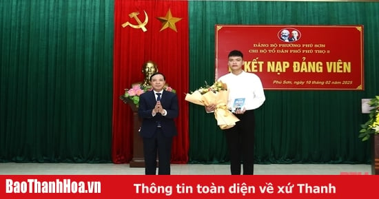 Standing Deputy Secretary of the Provincial Party Committee Lai The Nguyen attended the party admission ceremony at the Phu Tho 2 Residential Group Party Cell.