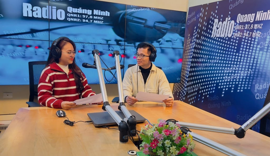 El editor del Departamento de Radio transmite un programa en chino en el canal QNR2 del Centro de Medios Provincial de Quang Ninh.