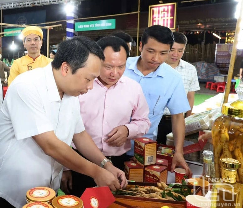 El presidente del Comité Popular Provincial, Nguyen Huy Dung, y los delegados en el segundo Programa de Intercambio Cultural del Té en 2024, noviembre de 2024.