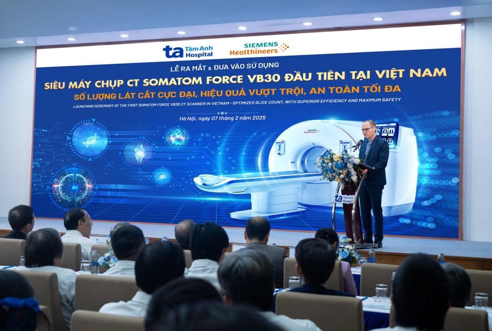 El Sr. Fabian Martin Singer, Director General de Siemens Healthineers Vietnam, comentó que el Hospital General de Tam Anh es la primera y única unidad en Vietnam que posee y pone en uso la máquina superCT Somatom Force VB30. Foto: Hospital General  