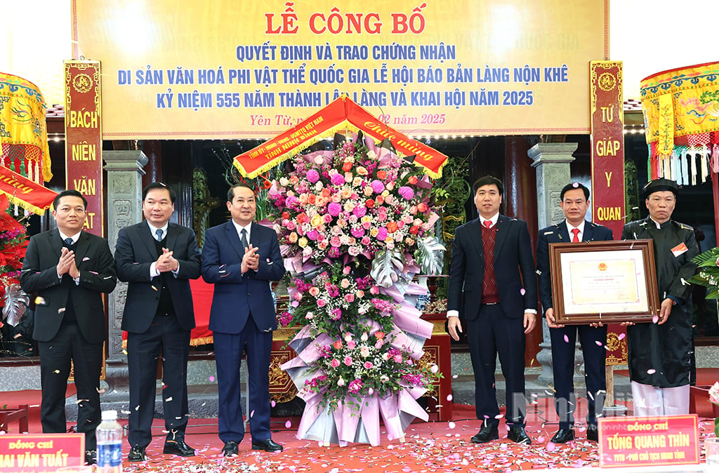 Ceremonia de entrega del certificado de reconocimiento de la aldea Non Khe como patrimonio cultural inmaterial nacional imagen 2