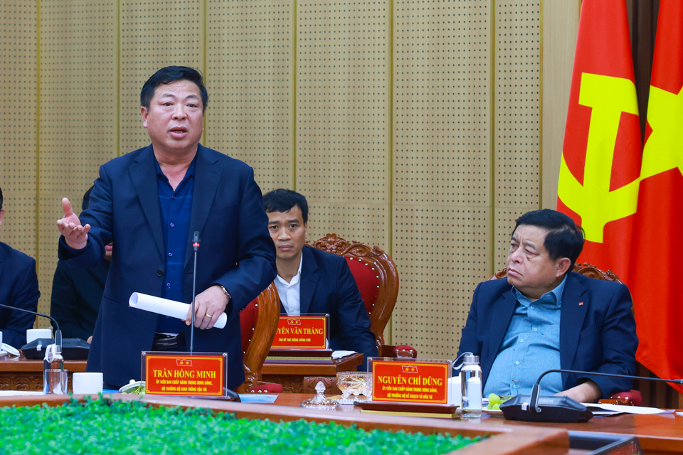 Minister of Transport Tran Hong Minh speaks. Photo: VGP