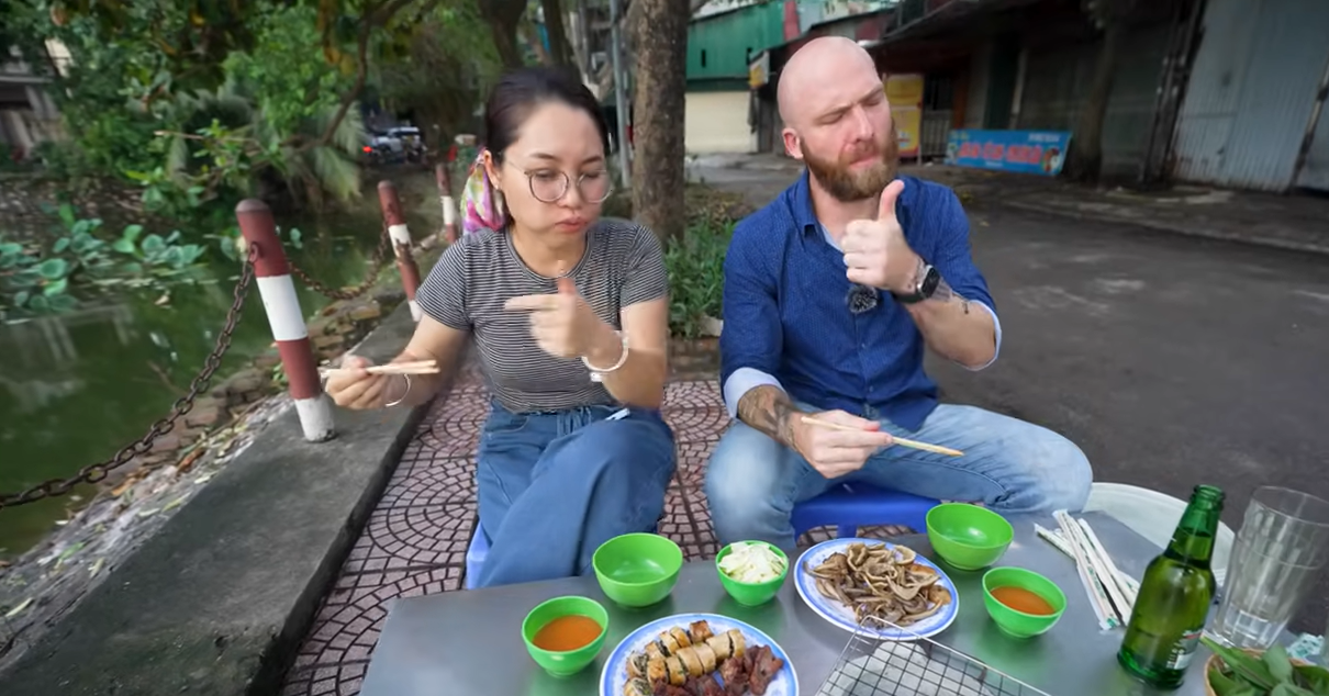 Westliche Touristen probieren in Hanoi ein „peinliches“ Gericht und sind begeistert, dass es knusprig und köstlich ist