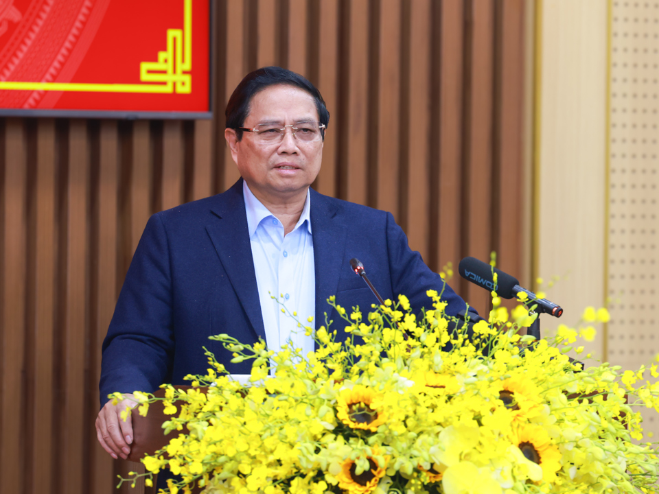 The Prime Minister delivered a concluding speech at the working session with the Standing Committee of the Quang Ngai Provincial Party Committee on the afternoon of February 9. Photo: VGP