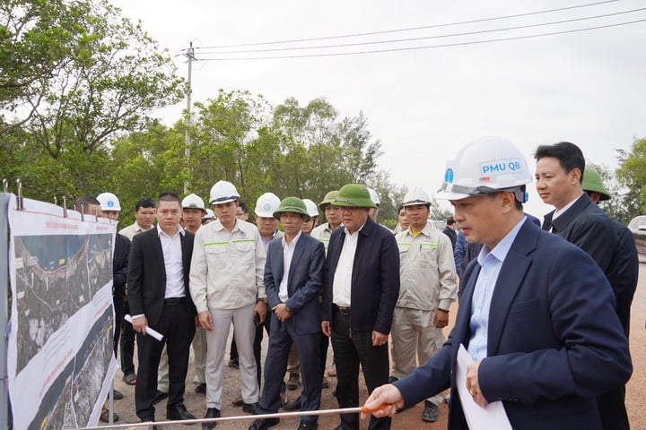 El representante del Grupo Son Hai informó sobre el progreso de la implementación del Proyecto Componente 1 - Carretera Costera del Proyecto de Carretera Costera y el Puente Nhat Le 3 en las secciones Ha Trung - Hai Ninh.