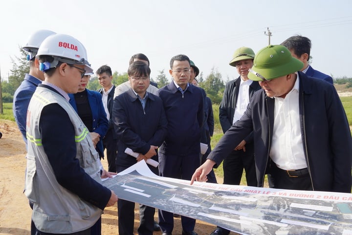 Der Vorsitzende des Volkskomitees der Provinz Quang Binh, Tran Phong (ganz rechts im Bild), forderte die zuständigen Einheiten auf, sich umgehend um die Probleme zu kümmern, die während der Umsetzung des Teilprojekts 2 – Nhat Le 3-Brücke und der Straßen an beiden Enden der Brücke – auftreten.