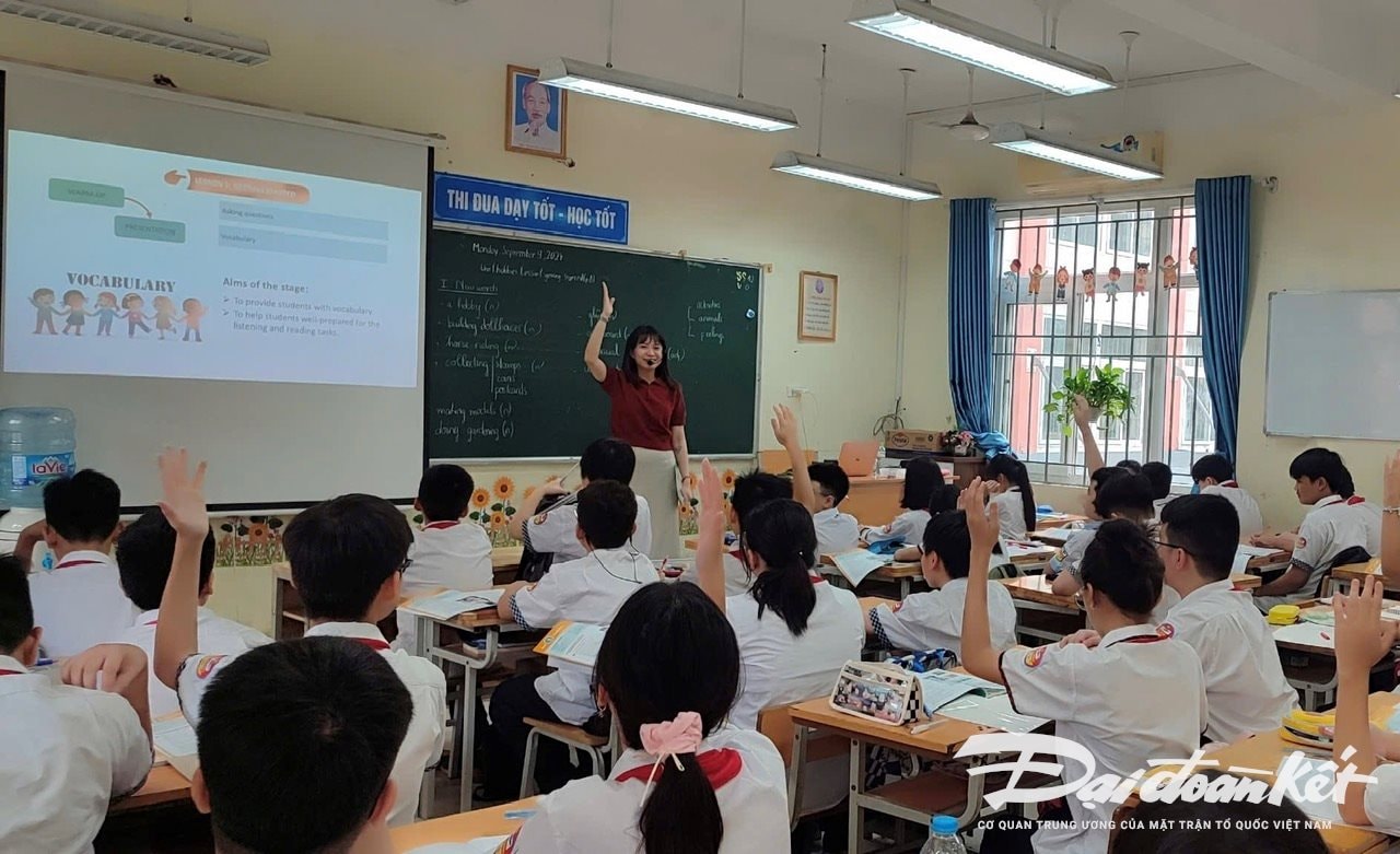 Teachers and students of Ba Dinh Secondary School (Ba Dinh District) in class this morning (September 9).