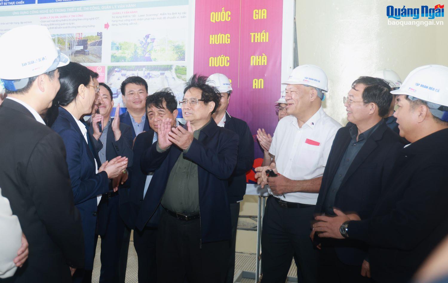 El primer ministro Pham Minh Chinh visitó y alentó a los trabajadores que construyen el proyecto de la autopista Quang Ngai - Hoai Nhon (Binh Dinh), parte de la autopista Norte-Sur del este.