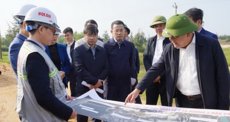 El presidente de Quang Binh ordena "resolver las dificultades" del proyecto de la carretera costera y el puente Nhat Le 3