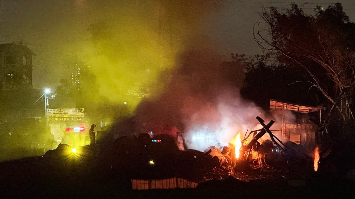 Brand auf einem Lagerplatz für Förderbänder aus Gummi in Hanoi, Rauchschwaden