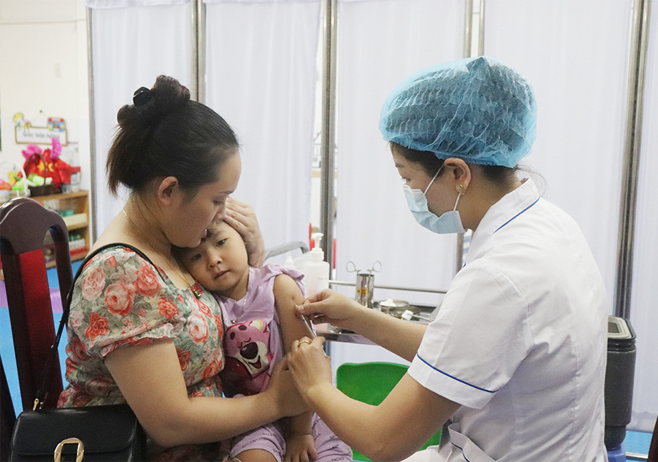 Les enfants reçoivent le vaccin contre la rougeole et la rubéole au site de vaccination de l'école maternelle de Phu Dien, quartier de Phu Dien, district de Bac Tu Liem.