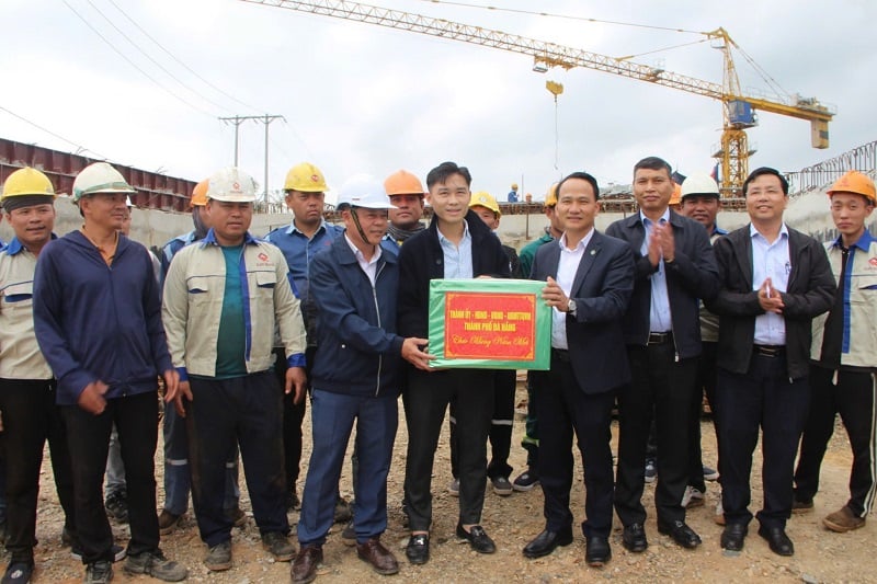 Standing Deputy Secretary of the City Party Committee Nguyen Dinh Vinh presented gifts to encourage the construction unit of the Quang Da Bridge Project and the bridge approach road.