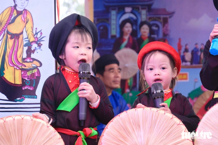 La niña de 3 años fue llevada al festival de Lim para cantar Quan Ho.