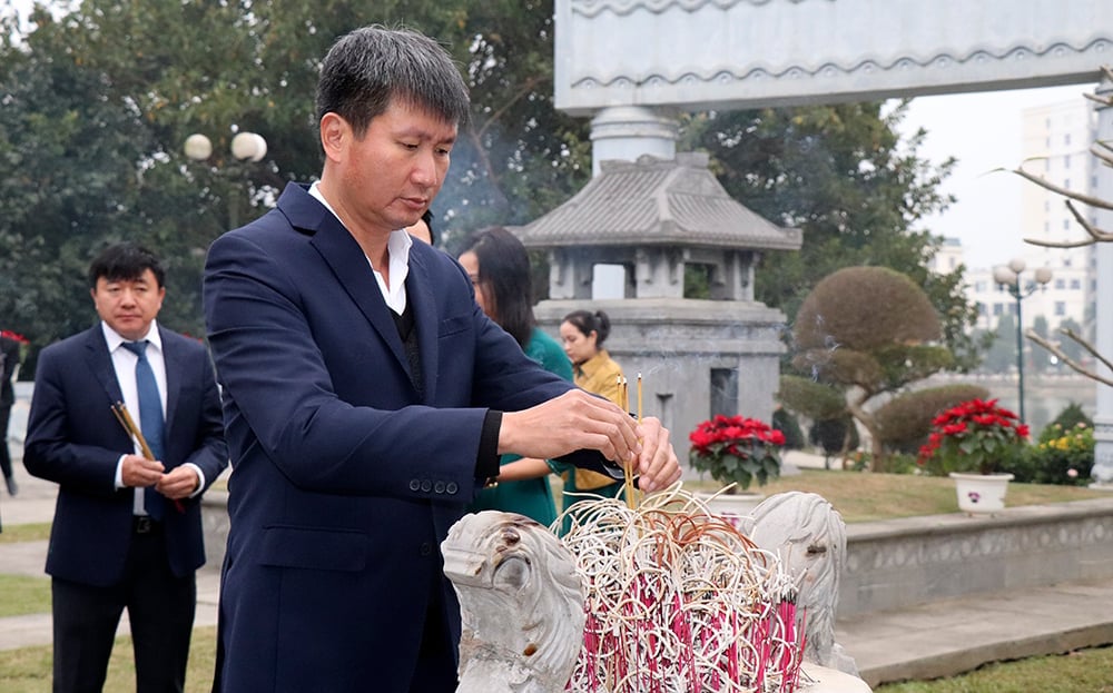 지방 지도자들이 옌바이 봉기에서 사망한 군인과 응우옌 타이 호크의 무덤에 분향을 바칩니다.