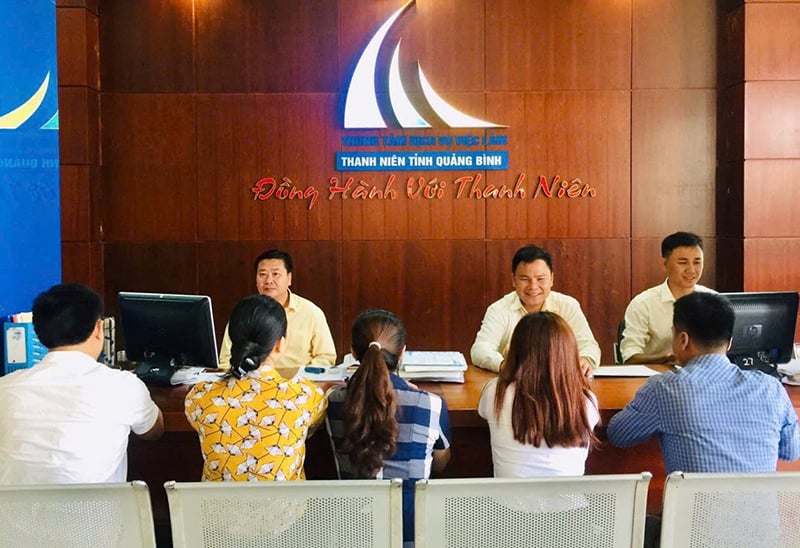 Das Quang Binh Youth Employment Service Center berät Arbeitnehmer.