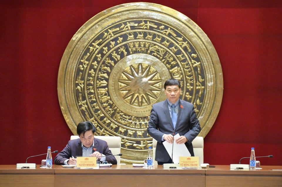 Der Vorsitzende des Wirtschaftsausschusses der Nationalversammlung, Vu Hong Thanh, leitete die Sitzung. Foto: Quochoi.vn