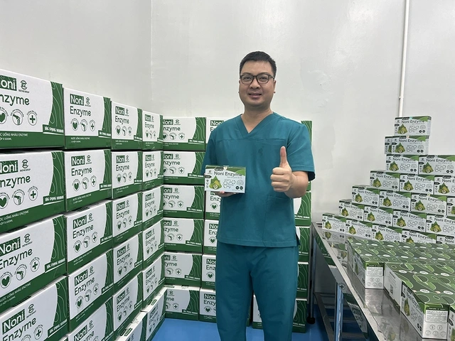 Joven médico con tecnología de producción de enzimas en Vietnam