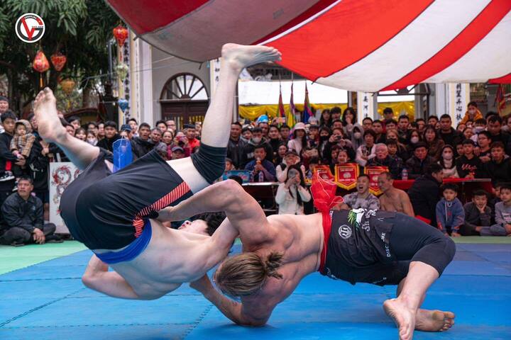 Zakhar Dzmitrychenka (roter Gürtel) ist ein heißes Gesicht beim Wrestling-Festival im Dorf Trieu Khuc (Hanoi).