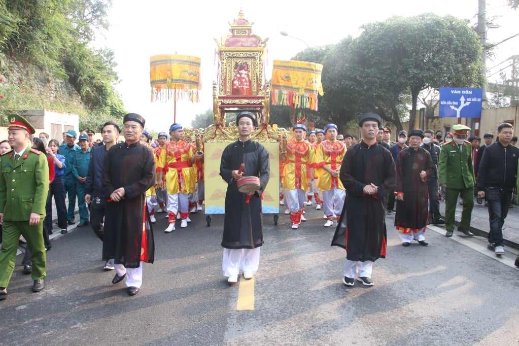 ពិធីដង្ហែព្រះបរមសព និងព្រះអាទិទេព គឺជាពិធីប្រពៃណីនៃពិធីបុណ្យប្រាសាទ Cua Ong។