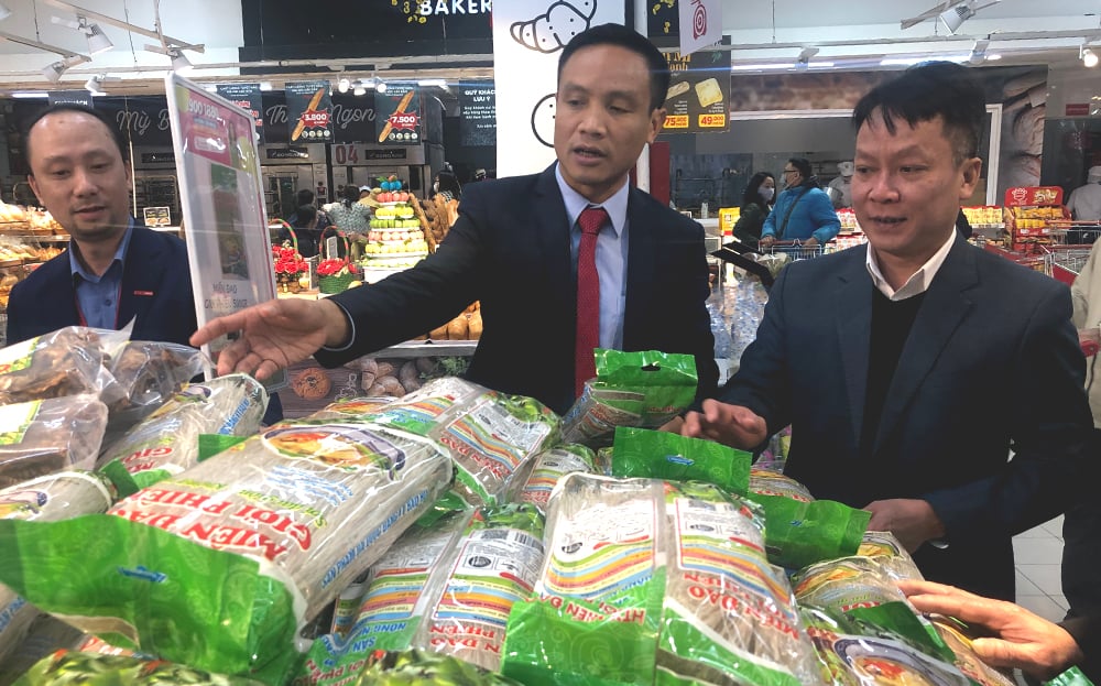 El subdirector del Departamento de Industria y Comercio de la provincia de Yen Bai conversó con los líderes del supermercado Big C Hanoi sobre la calidad de los productos de la provincia vendidos en el supermercado.