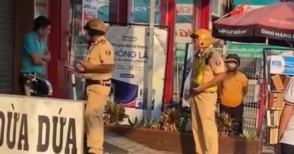 La vérité sur le clip de deux policiers de la circulation « contrôlant les gens » dans le district 7 de Ho Chi Minh-Ville