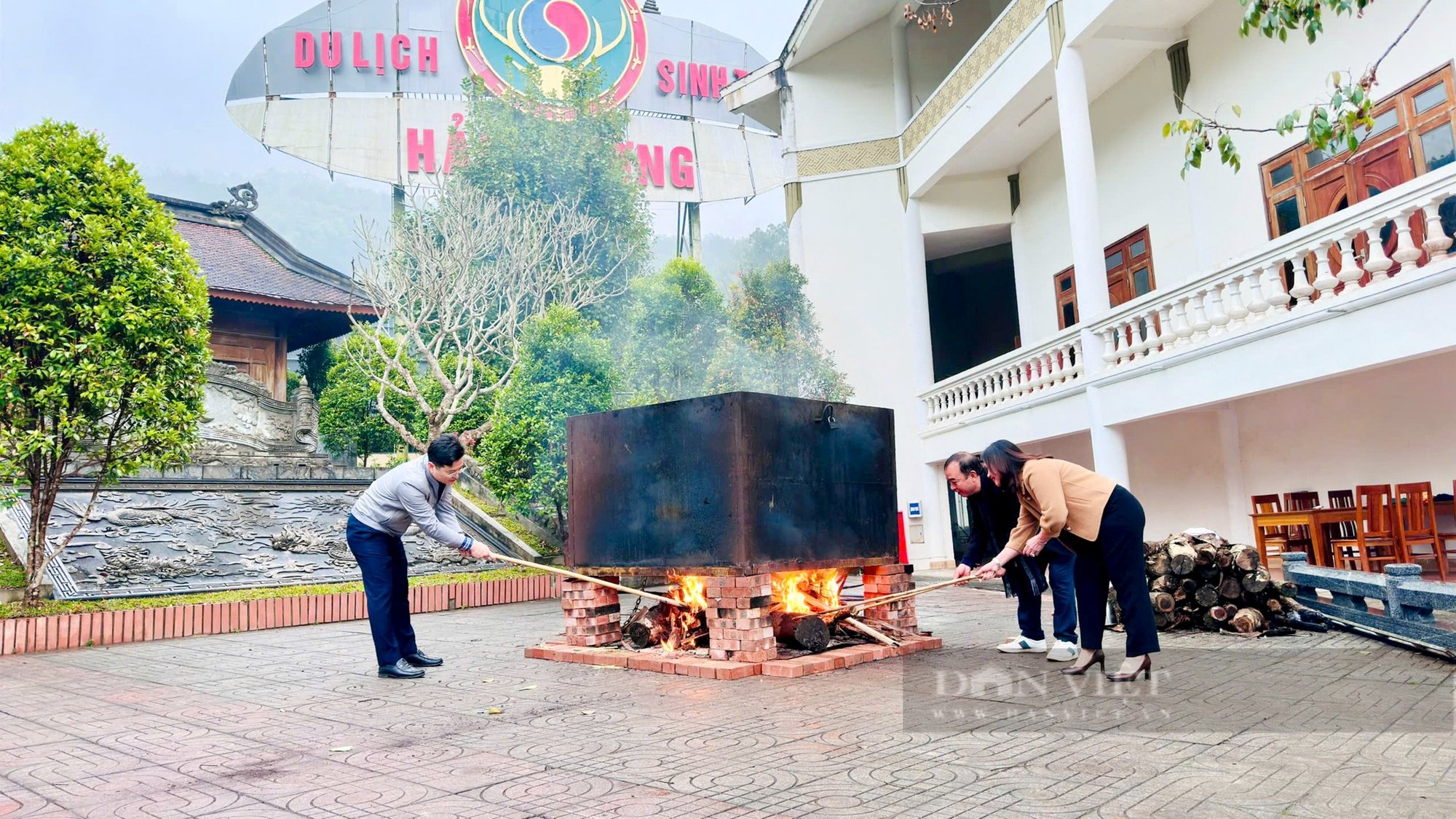 Cung tiến chiếc bánh chưng 300kg lên Đại danh y Lê Hữu Trác - Ảnh 3.