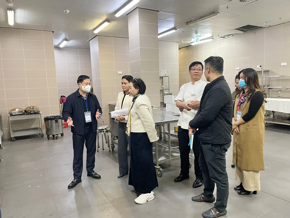 The interdisciplinary delegation noted that the kitchen at the National Assembly Building should rearrange the dry food storage to be more scientific, neat, and tidy.