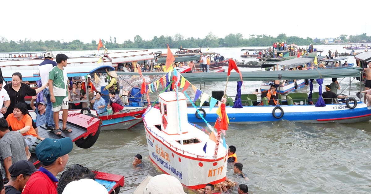 Hundreds of boats and ships go to Hau River to celebrate the Tong Phong festival.