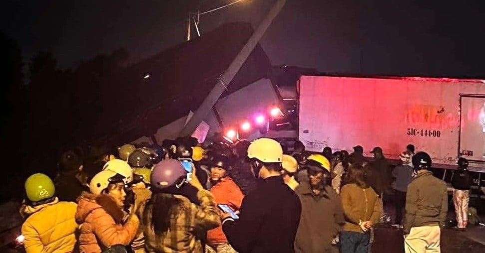 Accidente de tres camiones en Binh Dinh, cinco personas heridas