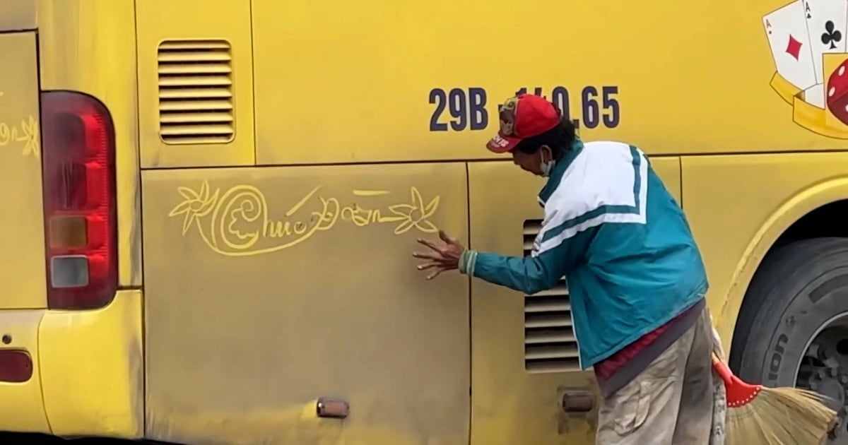 Man paints on bus dust in Nam Dinh, attracts millions of views