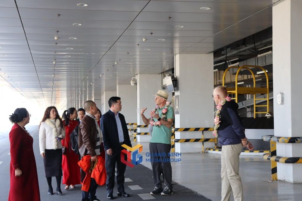 Two millionaires learn about Van Don International Airport infrastructure.