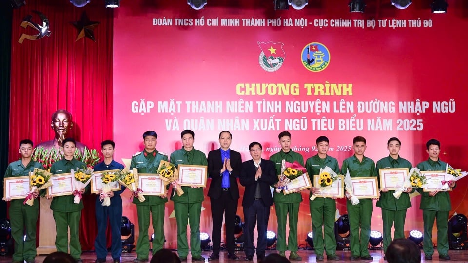 Trao tặng Bằng khen của Thành đoàn Hà Nội cho 20 quân nhân xuất ngũ tiêu biểu - Ảnh: M.H