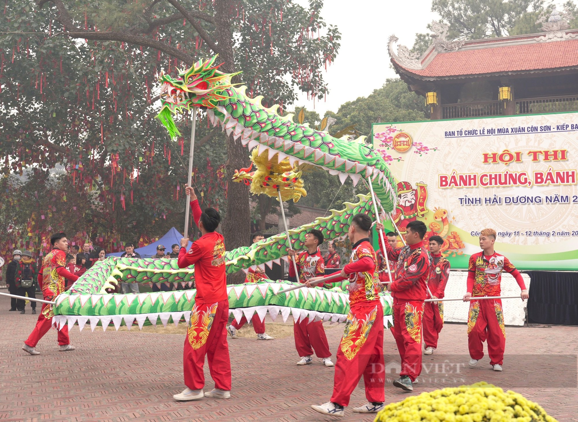 Nông dân Hải Dương trẩy hội xuân Côn Sơn Kiếp Bạc thi gói bánh chưng, giã bánh giầy xem ai khéo tay- Ảnh 2.