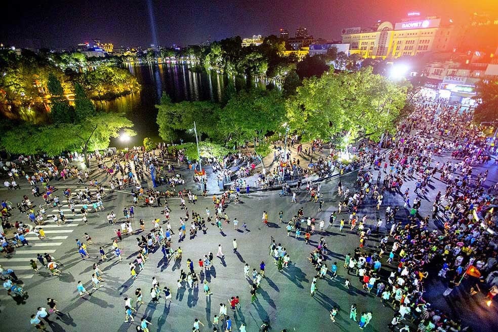 Hanoi plans to ban crowded fairs and sports events on Hoan Kiem Lake walking street