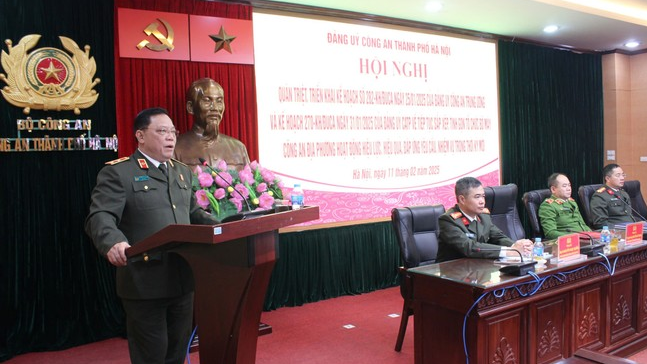 Generalleutnant Nguyen Hai Trung, Direktor der Polizeibehörde von Hanoi, hielt auf der Konferenz eine Rede.