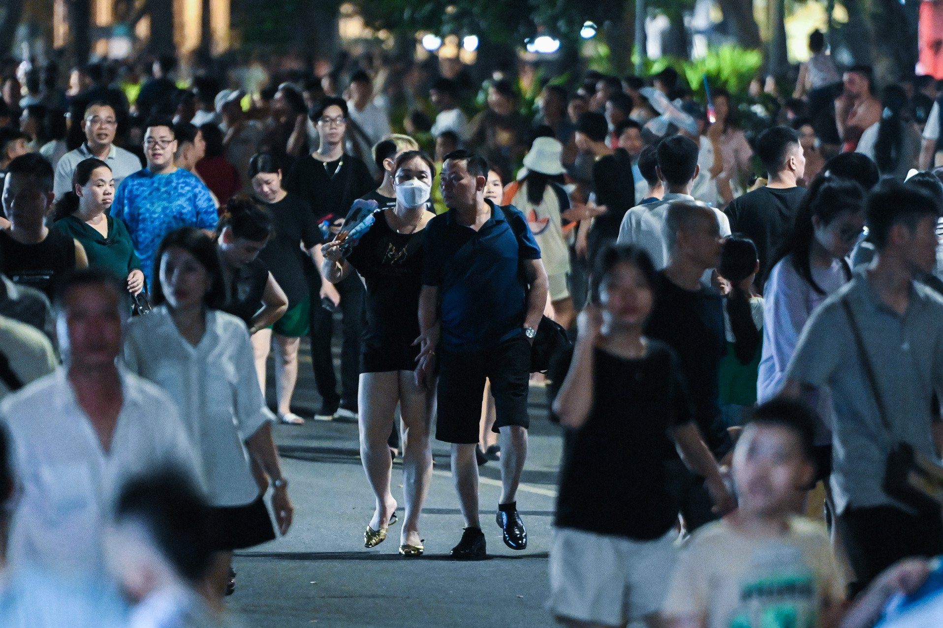 호안끼엠 호수 산책로에는 많은 인파가 모여 즐거운 시간을 보내고 바람을 만끽합니다.