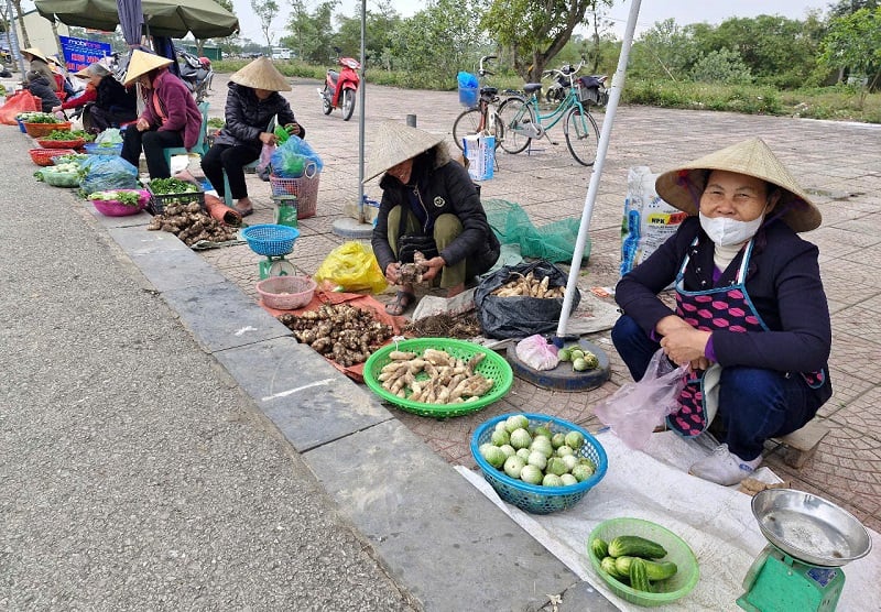 Some agricultural products made by local people are displayed along the way to the temple but are also very difficult to sell because there are no buyers.