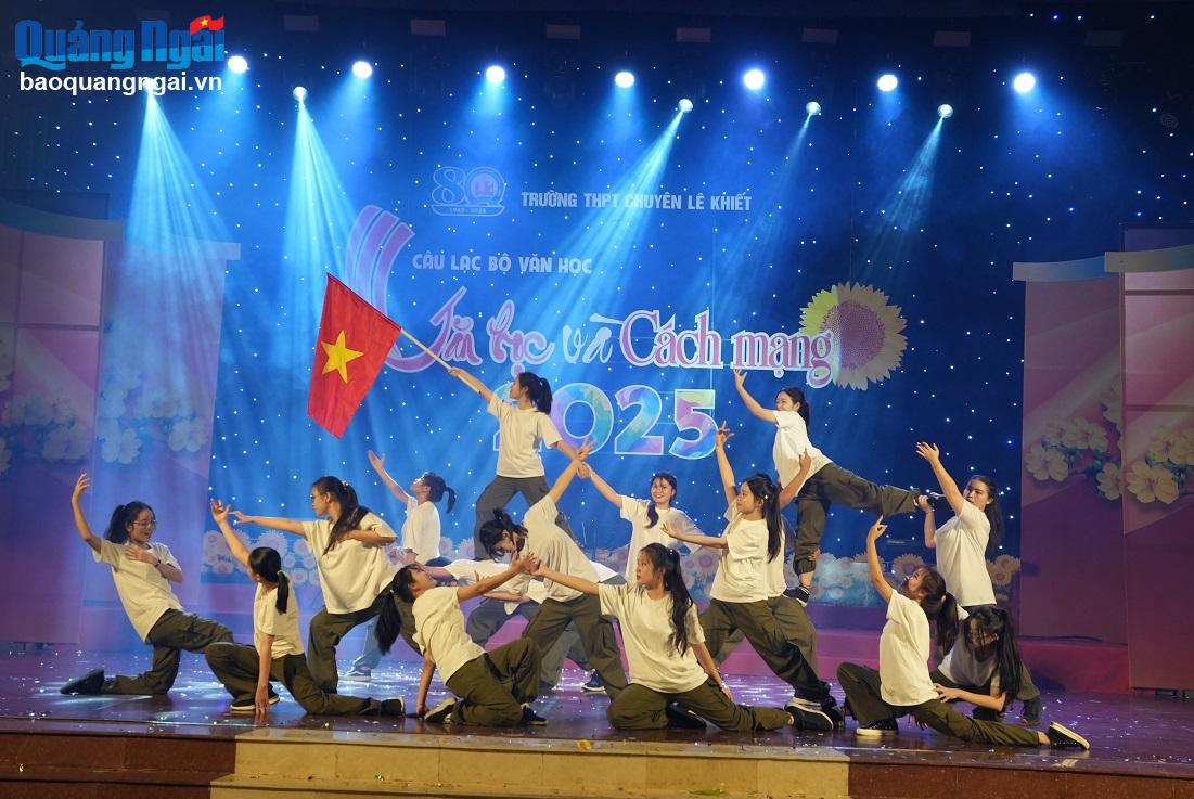 Tiết mục nhảy hiện đại Tuổi trẻ xung kích của Câu lạc bộ Dance Lê Khiết - The BOLK. 