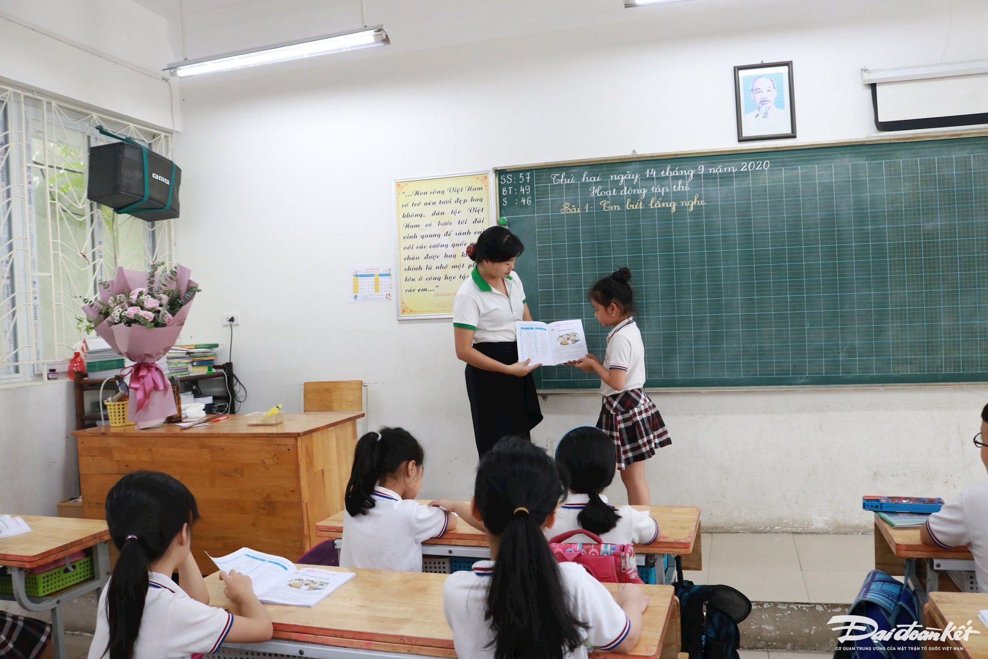 Une classe d'enseignants et d'élèves de l'école primaire Dong Thai (district de Tay Ho, Hanoi).