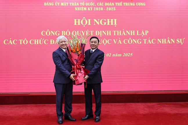 El miembro permanente del Secretariado, Tran Cam Tu, entregó flores para felicitar al Secretario del Partido y Presidente del Comité Central del Frente de la Patria de Vietnam, Do Van Chien. 