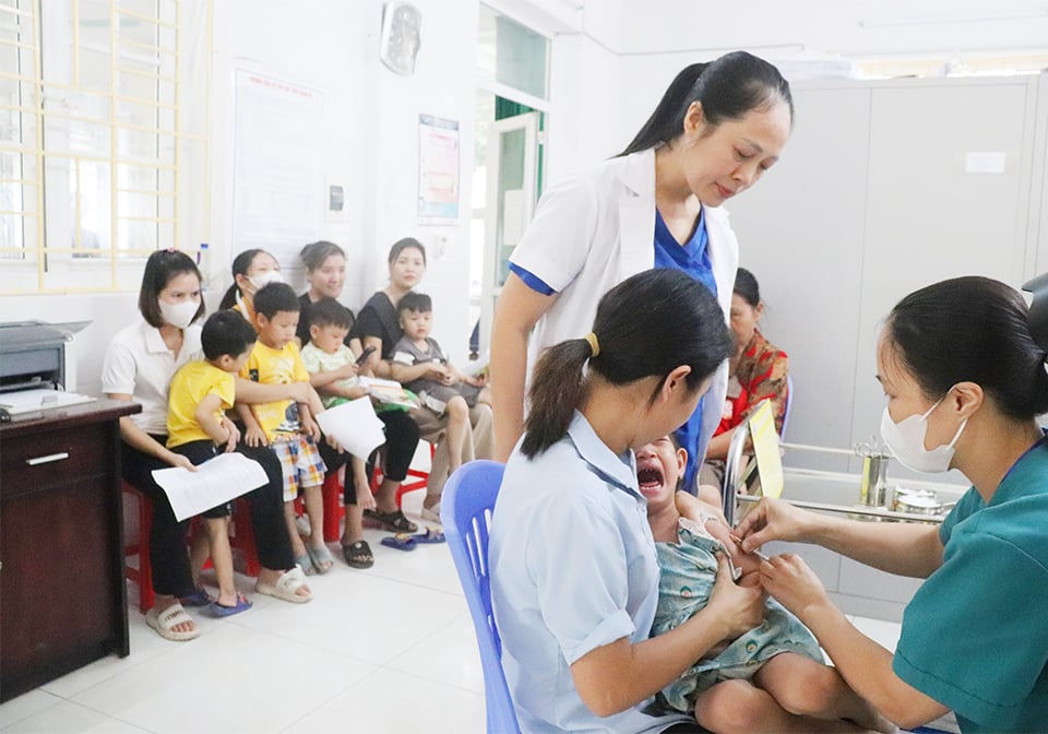 La directrice adjointe du centre de santé du district de Hoai Duc, Hoang Thi Thanh, inspecte et supervise le site de vaccination contre la rougeole au centre de santé de la commune de Di Trach.