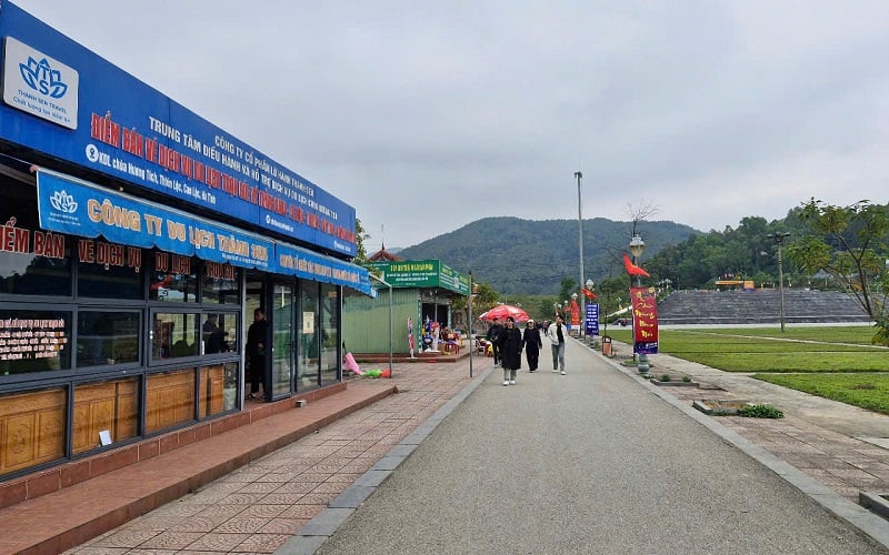 There are days when the weather is quite favorable, but the road to Huong Tich pagoda is only sparsely populated with locals and tourists.