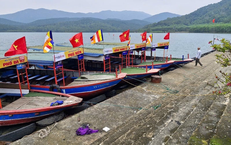 The Nha Duong Lake boat dock currently has 8 motorboats, but only a few are operating, the rest are waiting for customers.