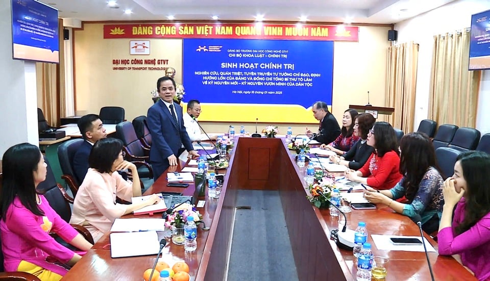 Assoc. Prof. Dr. Vu Ngoc Khiem - Party Committee Secretary, Chairman of the University Council of the University of Transport Technology spoke at the thematic meeting on 